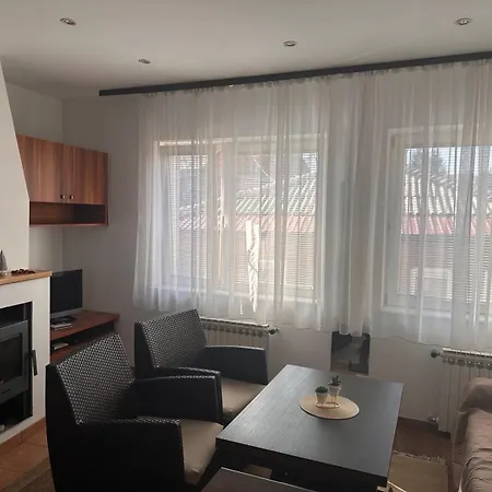 Danin With Free Garage,stari Grad بيت للعطل