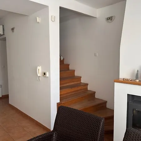 Danin With Free Garage,stari Grad بيت للعطل