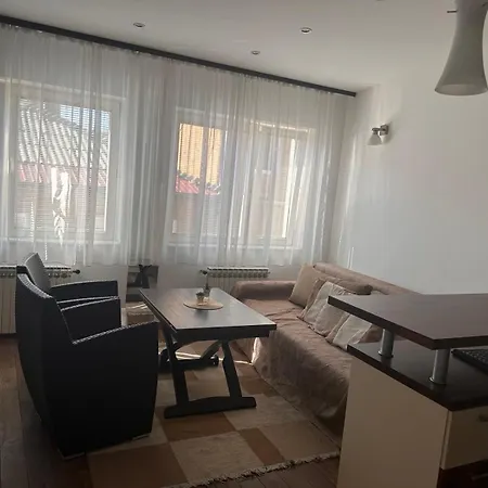 Danin With Free Garage,stari Grad بيت للعطل *